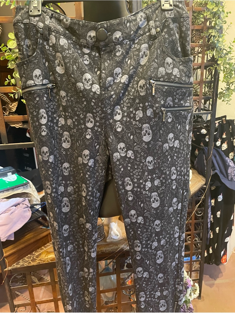 Torrid Skinny Studio Luxe Ponte Floral Skull Zipper Ankle Pants Grey Black 12